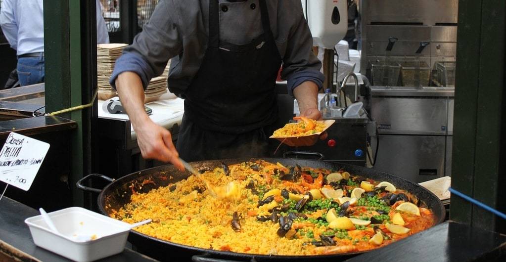 Apprendre à préparer un couscous traditionnel aux légumes et épices