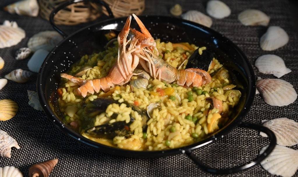 Apprendre à préparer un couscous traditionnel aux légumes et épices
