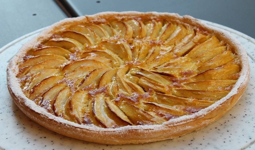 Réaliser une tarte aux pommes caramélisée et croustillante