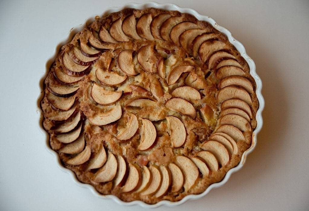 Réaliser une tarte aux pommes caramélisée et croustillante